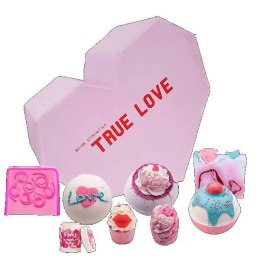 Bomb Cosmetics True Love Gift Box zestaw kosmetyków Kula Musująca 3szt + Mydełko Glicerynowe 2szt + Maślana Babeczka 2szt + Bals
